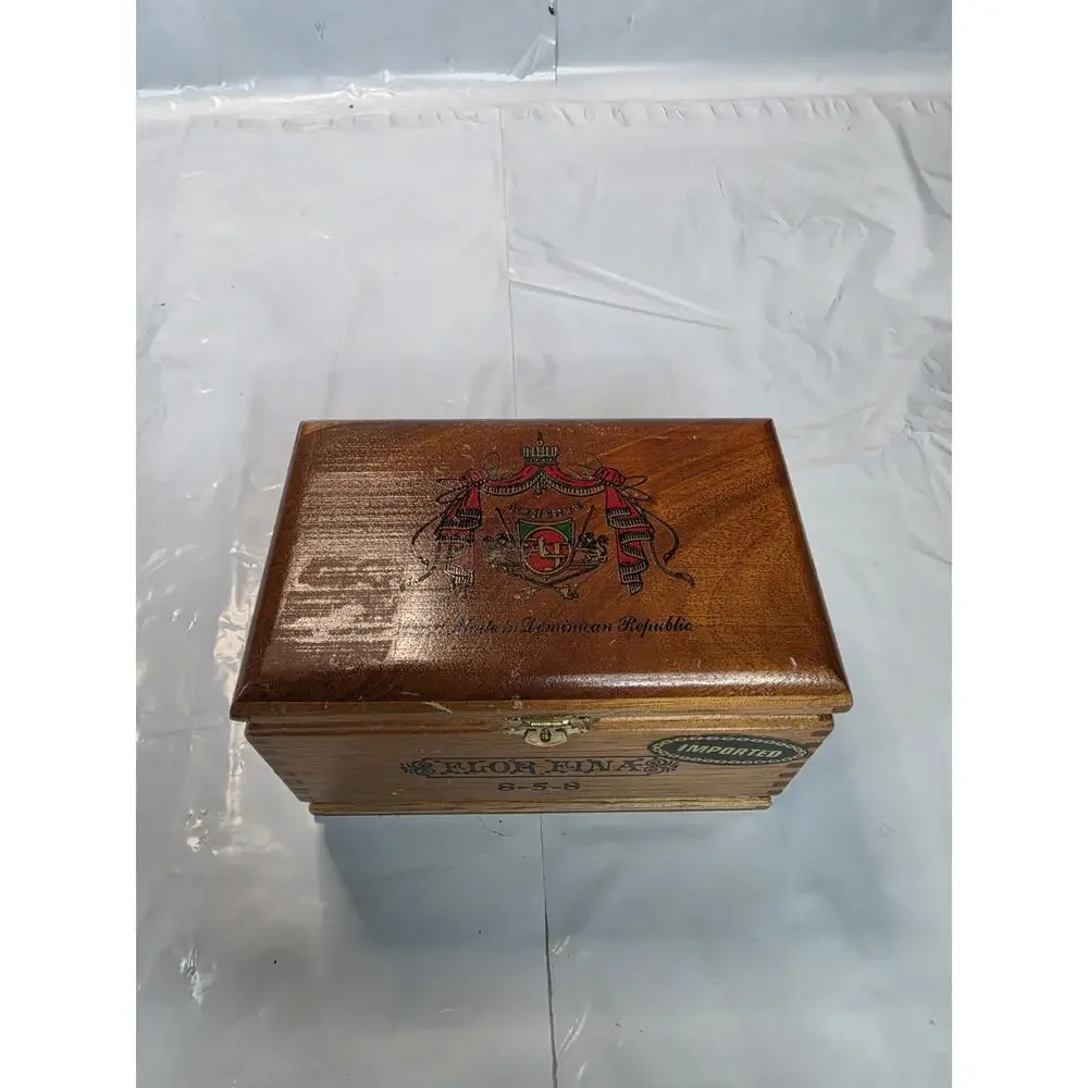 Flora Fina Wooden Cigar Box 8-5-8 Imported Dominican Republic A Fuente Handmade